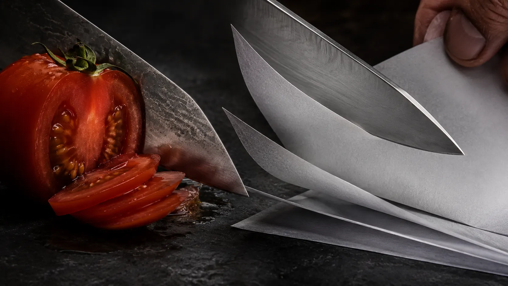 Filo de cuchillo cortando tomate y papel para mostrar la retención de corte del acero
